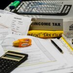Documente, laptop și facturi pentru administrarea unei firme în UK