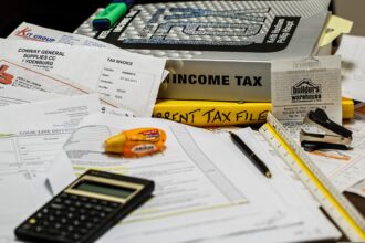 Documente, laptop și facturi pentru administrarea unei firme în UK