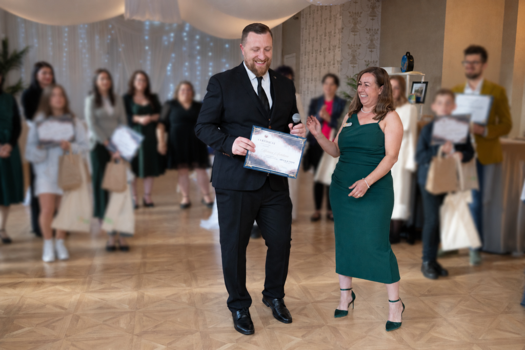 Eveniment caritabil de Evenimente Caritabile UK - prezentator Ardelean in Yorkshire (imagine blurata intentionat pentru protectie identitatilor si datelor)
