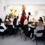 Fatima alături de membrele comunității Business on the Heels