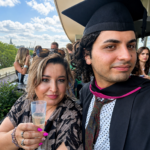 Mariana Popa și Iustin la ceremonia de absolvire în Londra