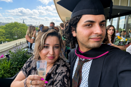 Mariana Popa și Iustin la ceremonia de absolvire în Londra