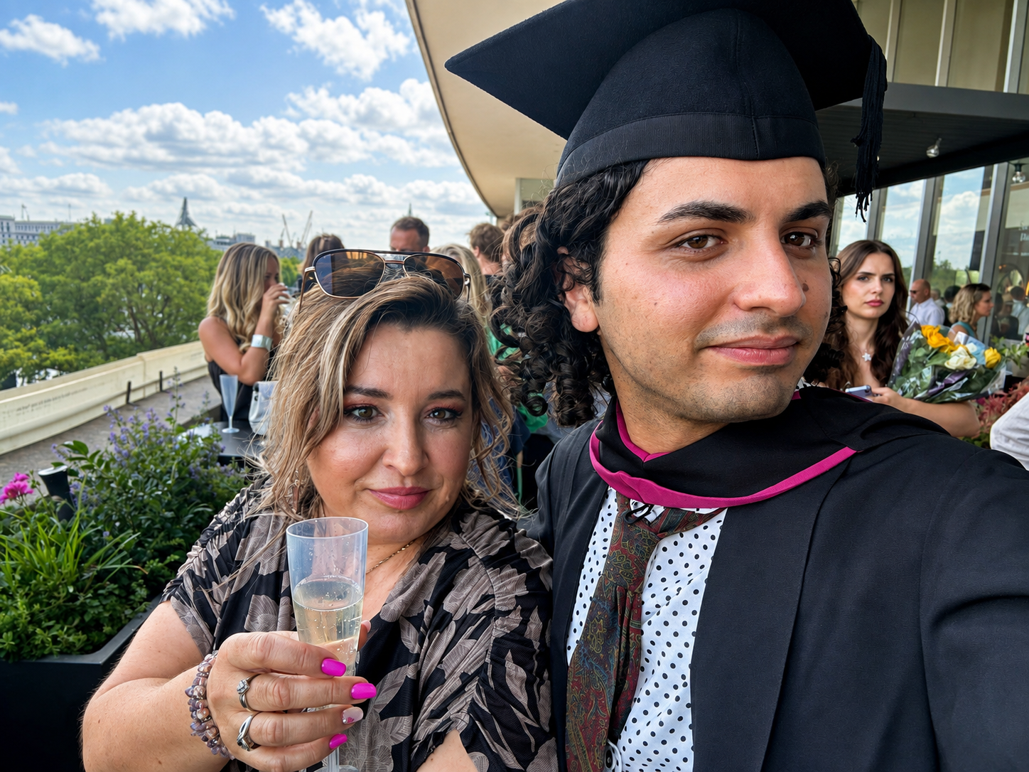 Mariana Popa și Iustin la ceremonia de absolvire în Londra