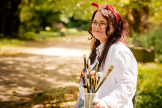 Zsanett Ghiulai Artist alături de una dintre lucrările sale