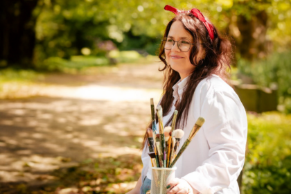 Zsanett Ghiulai Artist alături de una dintre lucrările sale