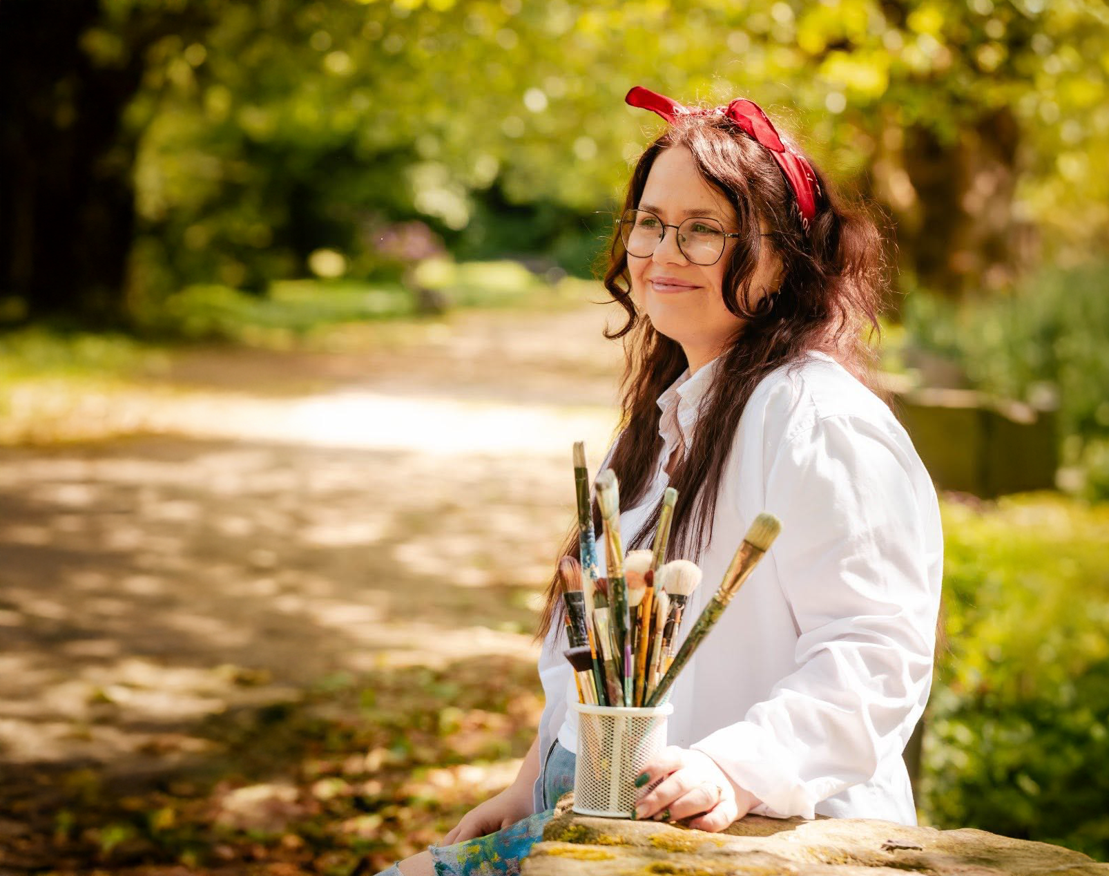 Zsanett Ghiulai Artist alături de una dintre lucrările sale