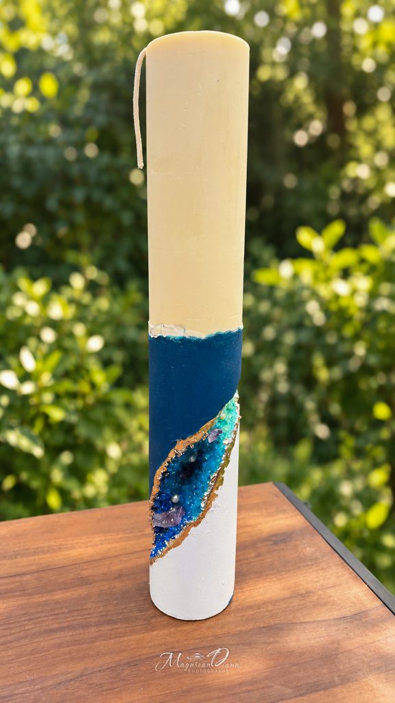 Lumânare decorativă Soul Light Atelier, cu detalii albastre și cristale.