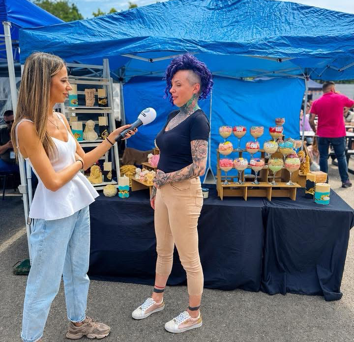 Gabriela Șorică la un târg, alături de lumânările prezentate publicului.