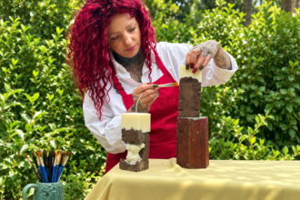 Gabriela Șorică pictează manual o lumânare decorativă realizată pentru Soul Light Atelier.