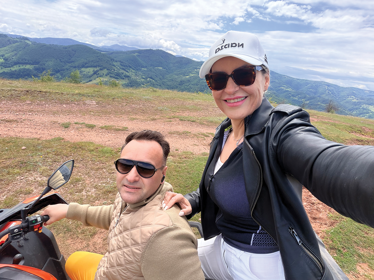 Șerban Raul alături de partenera sa Emilia, într-o excursie la munte