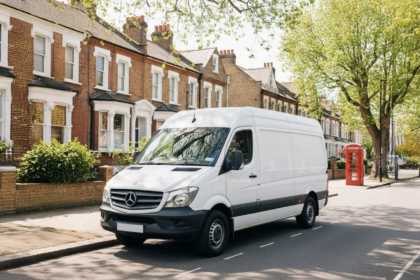 Dubă de lucru parcată pe o stradă rezidențială din Marea Britanie.