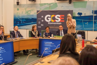 Participanți la evenimentul de la Westminster dedicat introducerii GCSE în limba română