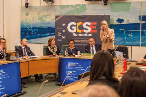 Participanți la evenimentul de la Westminster dedicat introducerii GCSE în limba română