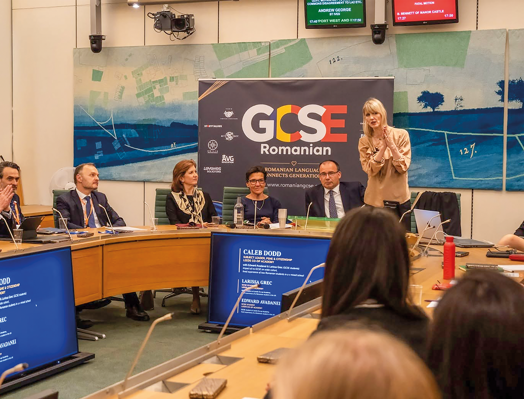 Participanți la evenimentul de la Westminster dedicat introducerii GCSE în limba română